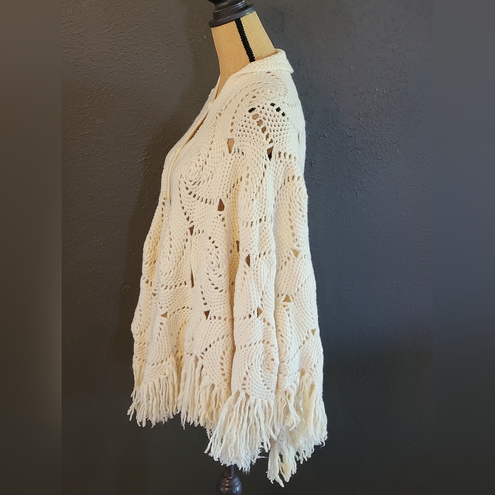 Vintage 70s Crocheted Ivory Button-up Cape With Fringe One Size - Picture 2 of 9